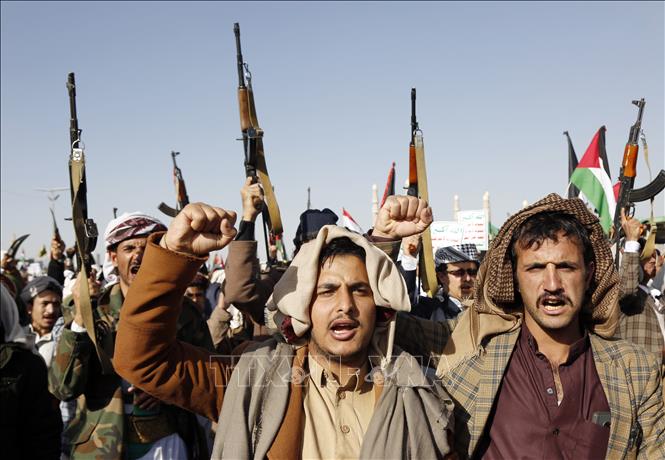 Lực lượng ủng hộ phiến quân Houthi diễu hành ở Sanaa, Yemen. Ảnh: THX/TTXVN