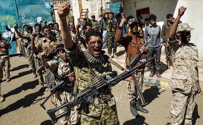 Các tay súng Houthi mới được tuyển tham gia diễu hành tại Sanaa, Yemen. Ảnh: Getty Images/TTXVN