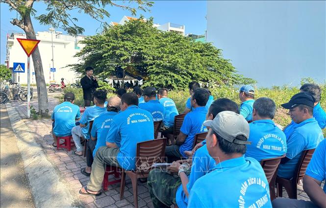 Người lao động tranh thủ học tiếng Anh trong lúc chờ khách du lịch ở lớp học buổi chiều tại khu vực chờ xe của nghiệp đoàn xích lô Nha Trang. Ảnh: Phan Sáu - TTXVN