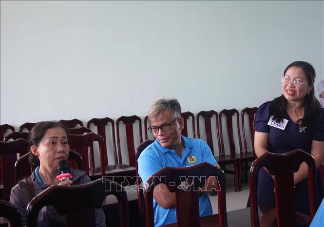 Giáo viên dạy học tiếng Anh giao tiếp một kèm một với các câu hỏi đơn giản cùng người học của lớp học. Ảnh: Phan Sáu - TTXVN