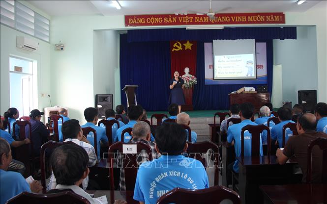 Buổi học thú vị với các kiến thức đơn giản về mẫu câu chào hỏi khách du lịch. Ảnh: Phan Sáu - TTXVN