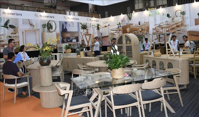 The exhibition showcases an extensive array of products, including indoor and outdoor furniture, handicrafts, home décor, machinery, and supporting services. VNA Photo: Xuân Anh 