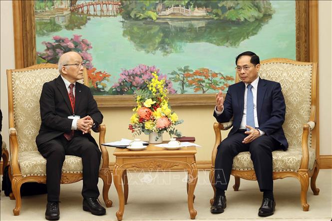 Deputy Prime Minister and Foreign Minister Bui Thanh Son receives Kyukeiren Chairman Kuratomi Sumio. VNA Photo: An Đăng 