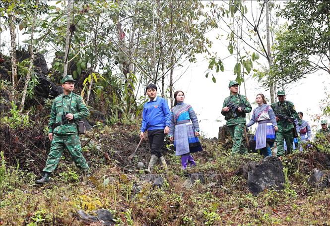 Đoàn viên thanh niên là đồng bào dân tộc cùng Bộ đội Biên phòng tỉnh Lào Cai tuần tra, bảo vệ đường biên, cột mốc. Ảnh: Minh Đức – TTXVN