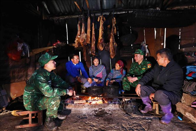 Đoàn viên thanh niên cùng cán bộ Đồn Biên phòng Pha Long (xã Pha Long, huyện Mường Khương) tuyên truyền, phổ biến pháp luật nhà nước cho bà con đồng bào dân tộc trong xã. Ảnh: Minh Đức – TTXVN