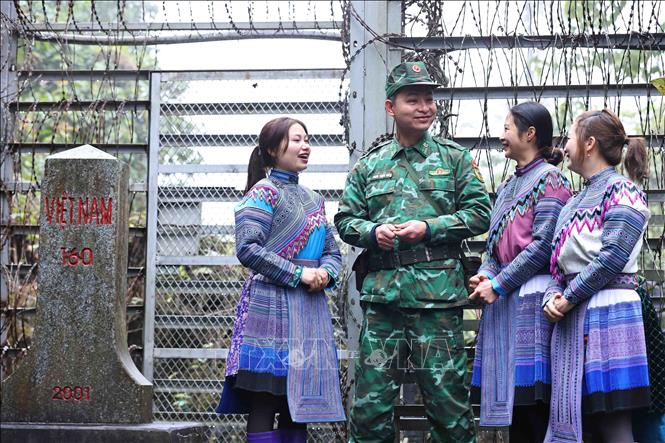 Cán bộ Đồn Biên phòng Pha Long (xã Pha Long, huyện Mường Khương, tỉnh Lào Cai) tuyên truyền cho đoàn viên, thanh niên về công tác bảo vệ chủ quyền, an ninh biên giới. Ảnh: Minh Đức – TTXVN