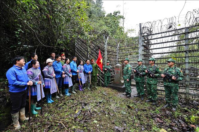 Cán bộ Đồn Biên phòng Pha Long (xã Pha Long, huyện Mường Khương) tuyên truyền cho các đoàn viên, thanh niên về công tác bảo vệ chủ quyền, an ninh biên giới. Ảnh: Minh Đức – TTXVN