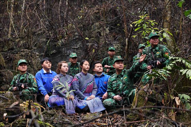 Đoàn viên thanh niên dân tộc cùng Bộ đội Biên phòng tỉnh Lào Cai tuần tra, bảo vệ đường biên, cột mốc. Ảnh: Minh Đức – TTXVN