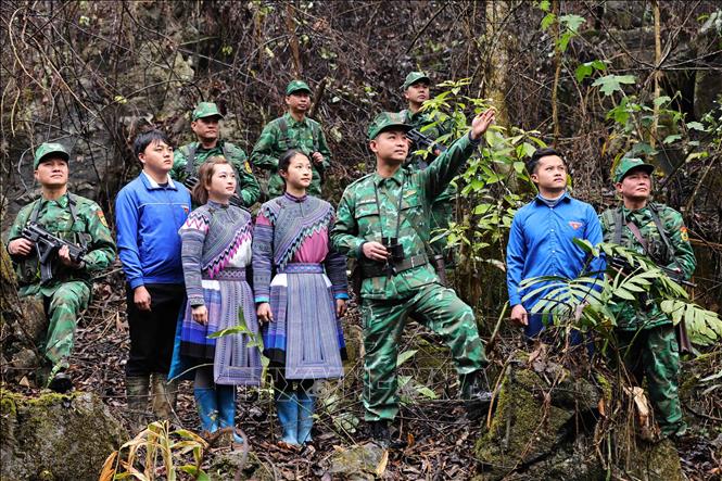 Đoàn viên thanh niên dân tộc cùng Bộ đội Biên phòng tỉnh Lào Cai tuần tra, bảo vệ đường biên, cột mốc. Ảnh: Minh Đức – TTXVN