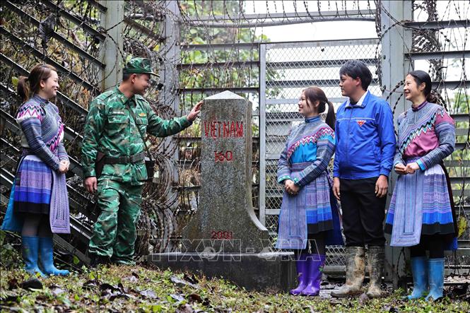 Cán bộ Đồn Biên phòng Pha Long (xã Pha Long, huyện Mường Khương, tỉnh Lào Cai) tuyên truyền cho các đoàn viên, thanh niên về công tác bảo vệ chủ quyền, an ninh biên giới. Ảnh: Minh Đức – TTXVN