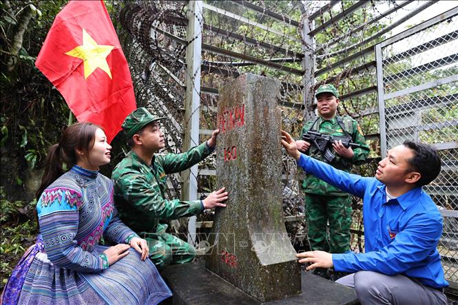 Đoàn viên thanh niên là đồng bào dân tộc cùng cán bộ Đồn Biên phòng Pha Long (xã Pha Long, huyện Mường Khương, tỉnh Lào Cai) kiểm tra cột mốc 160. Ảnh: Minh Đức – TTXVN