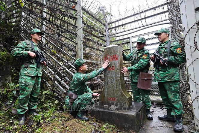 Cán bộ, chiến sĩ Đồn Biên phòng Pha Long (xã Pha Long, huyện Mường Khương, tỉnh Lào Cai) kiểm tra cột mốc 160. Ảnh: Minh Đức – TTXVN