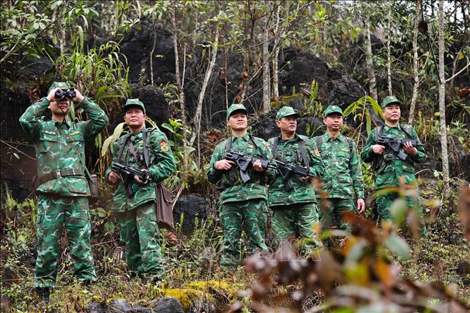 Cán bộ chiến sĩ Đồn Biên phòng Pha Long (xã Pha Long, huyện Mường Khương, tỉnh Lào Cai) tuần tra trên địa bàn. Ảnh: Minh Đức – TTXVN
