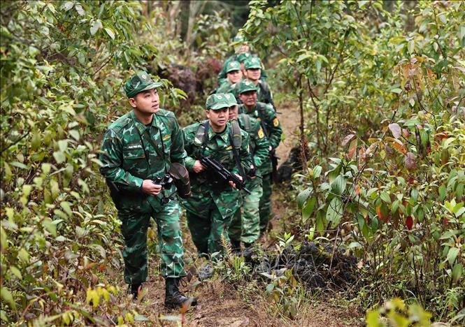 Cán bộ chiến sĩ Đồn Biên phòng Pha Long (xã Pha Long, huyện Mường Khương) tuần tra trên địa bàn. Ảnh: Minh Đức – TTXVN