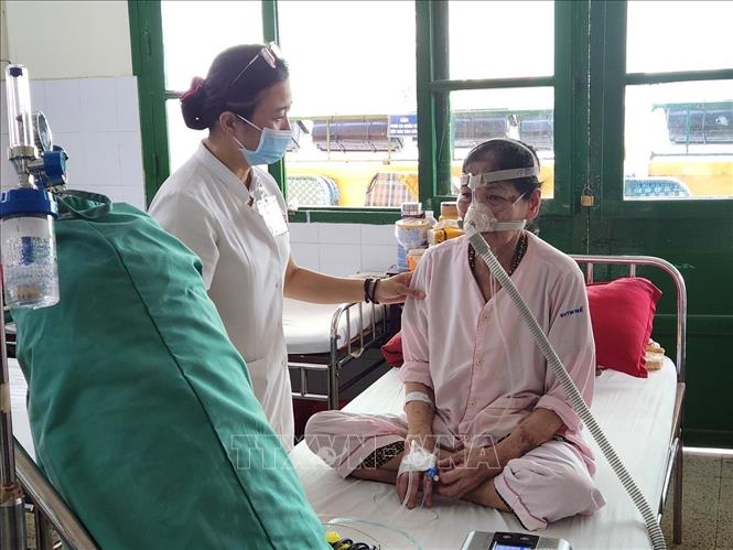 Bác sĩ thăm khám bệnh nhân đang điều trị tại Khoa Nội tiết - Hô hấp, Bệnh viện Trung ương Huế. Ảnh: Mai Trang - TTXVN