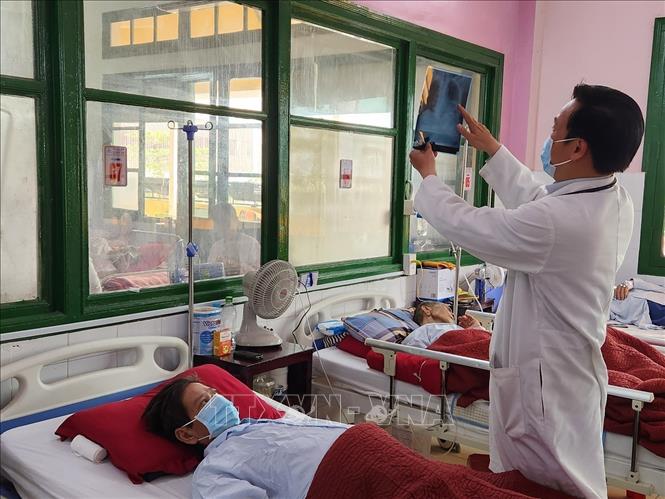 Bác sĩ kiểm tra kết quả chụp X-quang phổi của bệnh nhân. Ảnh: Mai Trang - TTXVN 