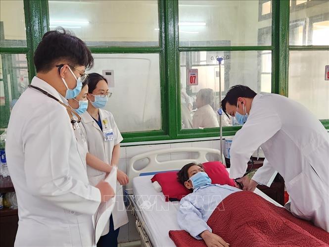 Bác sĩ thăm khám cho bệnh nhân mắc bệnh đường hô hấp. Ảnh: Mai Trang - TTXVN