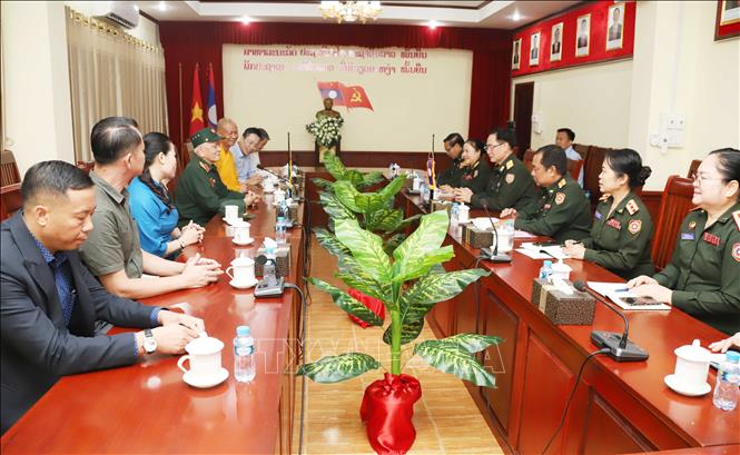Lãnh đạo Bệnh viện Trung ương Quân đội 103 Lào tiếp Đoàn Hội Cựu chiến binh. Ảnh: Xuân Tú - PV TTXVN tại Lào
