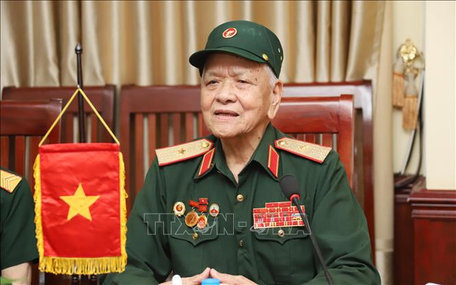 Thiếu tướng Võ Văn Chót, Trưởng ban danh dự Ban Liên lạc quân tình nguyện và chuyên gia quân sự Việt Nam giúp cách mạng Lào tỉnh Nghệ An, phát biểu tại buổi gặp Lãnh đạo Bệnh viện Trung ương Quân đội 103 Lào. Ảnh: Xuân Tú - PV TTXVN tại Lào
