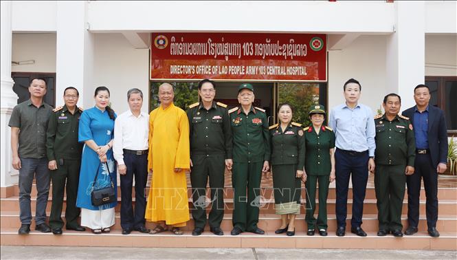 Lãnh đạo Bệnh viện Trung ương Quân đội 103 Lào chụp ảnh kỷ niệm với Đoàn. Ảnh: Xuân Tú - PV TTXVN tại Lào