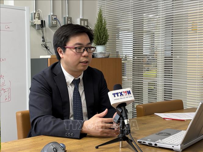 Tiến sĩ Lê Đức Anh trả lời phỏng vấn của phóng viên TTXVN tại Nhật Bản. Ảnh: Xuân Giao - PV TTXVN tại Nhật Bản