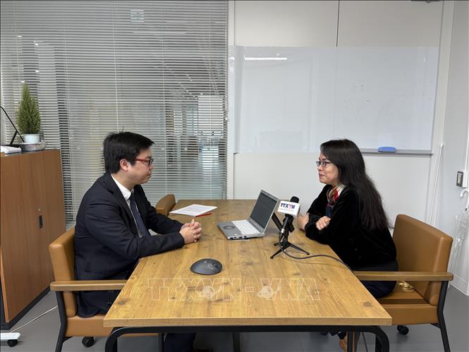 Tiến sĩ Lê Đức Anh trả lời phỏng vấn của phóng viên TTXVN tại Nhật Bản. Ảnh: Xuân Giao - PV TTXVN tại Nhật Bản