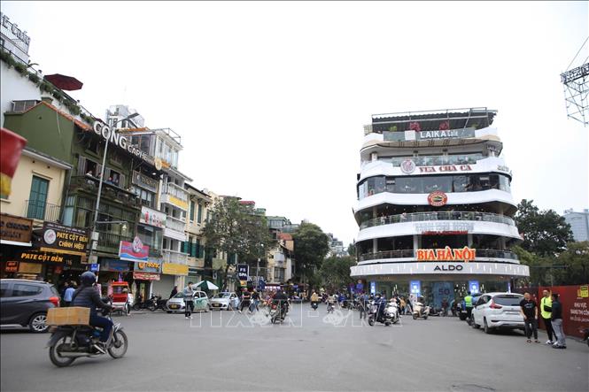 Tòa trung tâm thương mại số 7 Đinh Tiên Hoàng (hay được gọi là tòa nhà “Hàm cá mập”) nằm sát khu phố cổ và bên quảng trường Đông Kinh-Nghĩa Thục, quận Hoàn Kiếm. Ảnh: Nguyễn Hoa/TTXVN phát