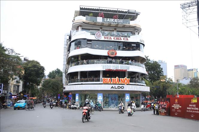Tòa trung tâm thương mại số 7 Đinh Tiên Hoàng (hay được gọi là tòa nhà “Hàm cá mập”) nằm bên quảng trường Đông Kinh-Nghĩa Thục, quận Hoàn Kiếm. Ảnh: Vũ Thanh/TTXVN phát