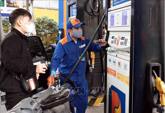 Khách hàng mua bán xăng, dầu tại một điểm kinh doanh xăng dầu của Petrolimex trên địa bàn Hà Nội. Ảnh: Trần Việt - TTXVN