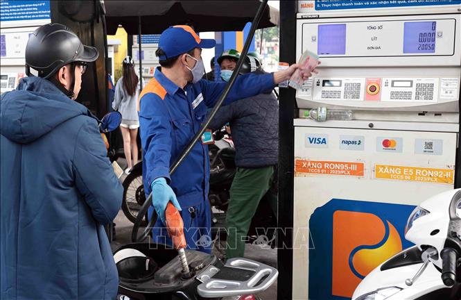 Khách hàng mua bán xăng, dầu tại một điểm kinh doanh xăng dầu của Petrolimex trên địa bàn Hà Nội. Ảnh: Trần Việt - TTXVN
