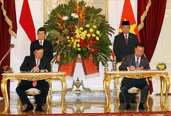 Tổng thống Indonesia Susilo Bambang Yudhoyono và Chủ tịch nước Trương Tấn Sang chứng kiến lễ ký Hiệp định tương trợ Tư pháp về hình sự giữa hai nước (2013). Ảnh: Nguyễn Khang - TTXVN