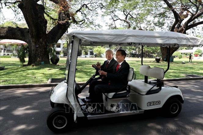 Tổng thống Joko Widodo tự lái xe đón Tổng Bí thư Nguyễn Phú Trọng trong chuyến thăm chính thức Indonesia từ 22-24/8/2017. Ảnh: Trí Dũng – TTXVN