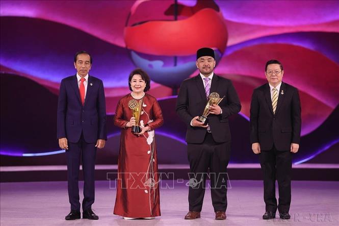 Tổng thống Indonesia Joko Widodo trao Giải thưởng ASEAN cho bà Nguyễn Thị Tuyết Minh về những đóng góp to lớn cho tiến trình xây dựng Cộng đồng ASEAN. Ảnh: Dương Giang-TTXVN
