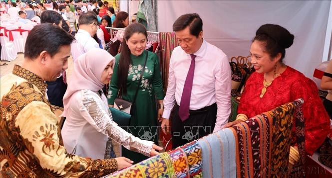 Các gian hàng quảng bá sản phẩm đặc trưng của Indonesia tại Hội thảo “Hợp tác đầu tư, kết nối giao thương Cần Thơ – Indonesia”. Ảnh: Ánh Tuyết - TTXVN
