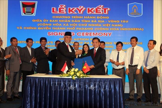 Tỉnh Bà Rịa-Vũng Tàu và Thành phố Padang (Indonesia) ký kết Chương trình hành động thực hiện Bản ghi nhớ giai đoạn 2017-2021, về các lĩnh vực: hành chính quản trị; nông nghiệp, ngư nghiệp; thương mại, đầu tư; giáo dục, đào tạo; Văn hóa, thể thao, du lịch. Ảnh: Đoàn Mạnh Dương-TTXVN