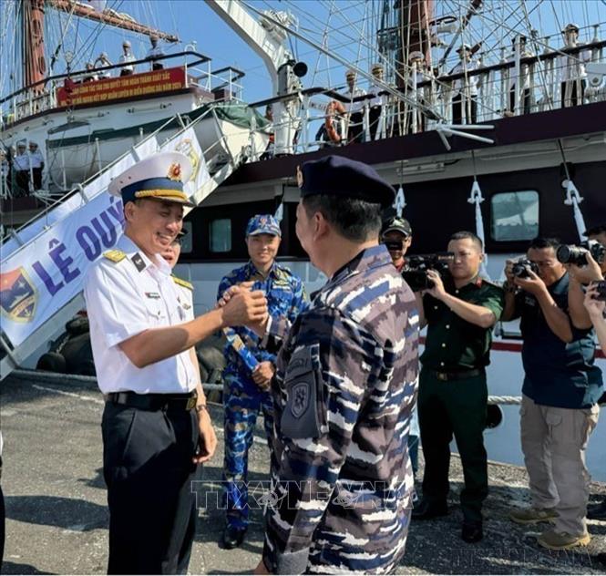Đại tá Nguyễn Đình Giảng, Phó giám đốc Học viện Hải quân cảm ơn sự đón tiếp của Hải quân Indonesia trong chuyến thăm của đoàn Tàu buồm 286 - Lê Quý Đôn tới Indonesia (20/07/2024 ). Ảnh: Đào Trang – TTXVN
