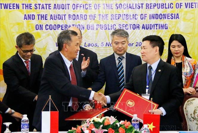 Tổng Kiểm toán Nhà nước Việt Nam Hồ Đức Phớc và Chủ tịch Ủy ban Kiểm toán Indonesia Moermahadi trao Biên bản ghi nhớ hợp tác giữa hai đơn vị. Ảnh: Phạm Kiên – TTXVN
