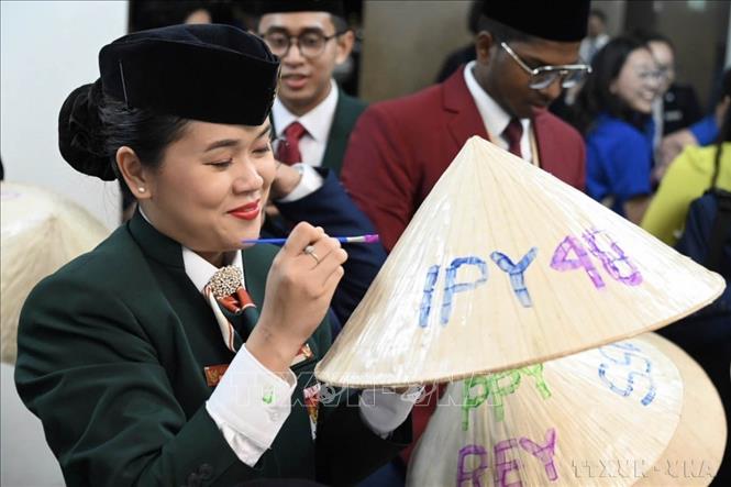 Thanh niên đến từ Indonesia trải nghiệm vẽ nón lá truyền thống của Việt Nam trong Chương trình Lãnh đạo Thành phố Hồ Chí Minh gặp gỡ, giao lưu với đoàn đại biểu Tàu thanh niên Đông Nam Á và Nhật Bản (SSEAYP) lần thứ 48 năm 2024. Ảnh: Thu Hương - TTXVN