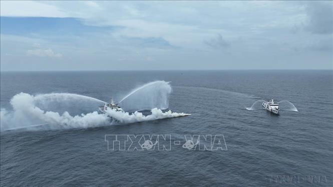 Cảnh sát biển Việt Nam và Cảnh sát biển Indonesia tổ chức luyện tập chung về công tác tìm kiếm, cứu hộ cứu nạn, phòng chống cháy nổ trên biển (Bà Rịa-Vũng Tàu, 11/10/2024). Ảnh: Huỳnh Sơn-TTXVN