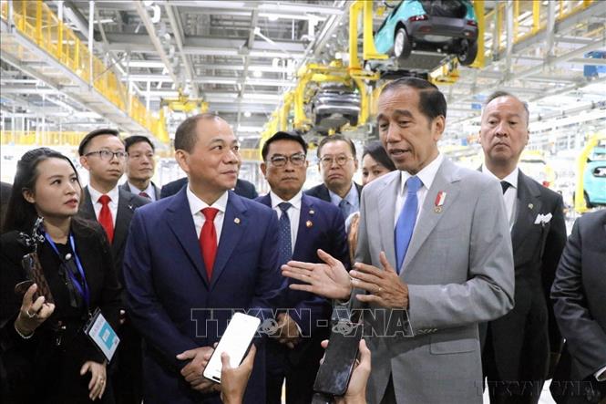 Tổng thống Indonesia Joko Widodo thăm Tổ hợp Nhà máy sản xuất ô tô, xe máy điện VinFast tại Hải Phòng và trực tiếp tìm hiểu các dòng ô tô điện cao cấp thương hiệu Việt (13/01/2024). Ảnh: Hoàng Ngọc - TTXVN