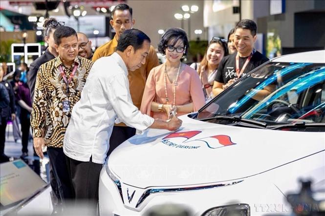 Tổng thống Indonesia Joko Widodo ký tên vào chiếc xe trưng bày của Vinfast trong buổi giới thiệu xe điện tay lái nghịch của VINFAST tại Indonesia, ngày 15/02/2024. Ảnh: TTXVN phát