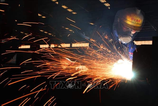 Công nhân làm việc tại nhà máy sản xuất thép tại tỉnh Hồ Nam, Trung Quốc. Ảnh: THX/TTXVN