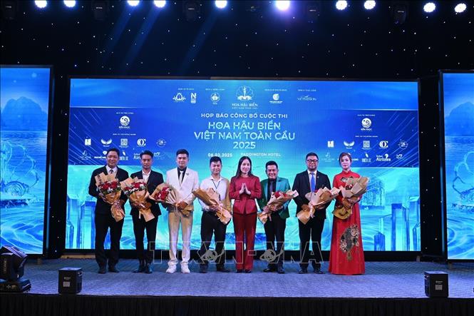 Lãnh đạo Sở Văn hóa thể thao và trao hoa cho Ban tổ chức.  Ảnh: Thanh Vân-TTXVN 