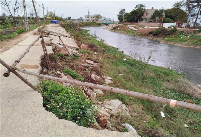 Kênh Tào Khê đoạn qua thị xã Quế Võ bị sạt lở. Ảnh: Thanh Thương- TTXVN