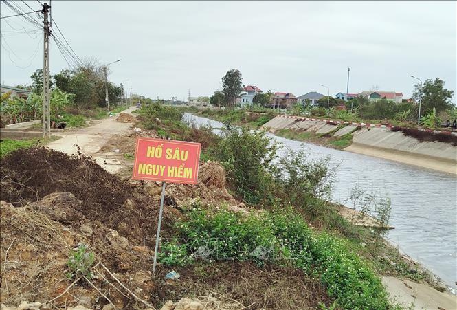 Kênh Tào Khê đoạn qua thị xã Quế Võ (Bắc Ninh) bị sạt lở. Ảnh: Thanh Thương- TTXVN
