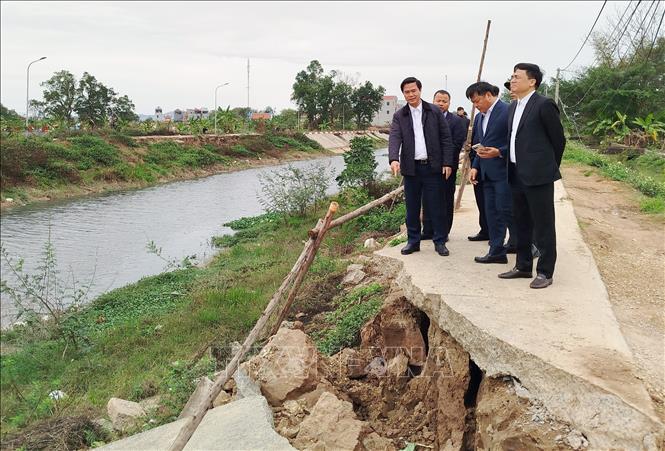 Phó Chủ tịch UBND tỉnh Bắc Ninh Lê Xuân Lợi (ngoài cùng, bên trái) kiểm tra thực tế tại điểm sạt lở kênh Tào Khê, thị xã Quế Võ, tỉnh Bắc Ninh. Ảnh: Thanh Thương-TTXVN