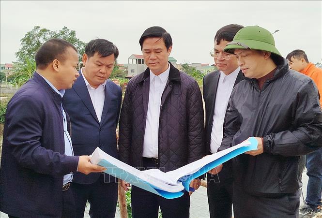 Phó Chủ tịch UBND tỉnh Bắc Ninh Lê Xuân Lợi (thứ 3, trái qua) kiểm tra thực tế tại điểm sạt lở kênh Tào Khê, thị xã Quế Võ (Bắc Ninh). Ảnh: Thanh Thương- TTXVN