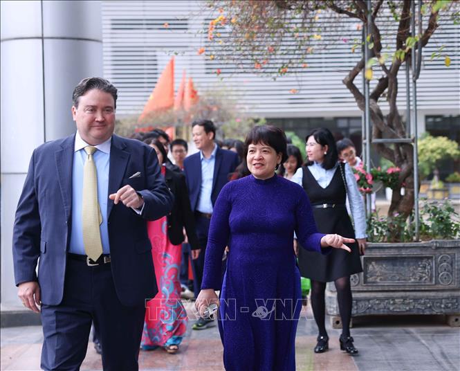 Đại sứ Hoa Kỳ tại Việt Nam Marc Evans Knapper thăm trường THPT Chuyên Hà Nội - Amsterdam. Ảnh: Thanh Tùng - TTXVN