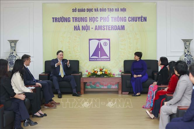 Đại sứ Hoa Kỳ tại Việt Nam Marc Evans Knapper trao đổi với Ban Giám hiệu trường THPT chuyên Hà Nội - Amsterdam. Ảnh: Thanh Tùng - TTXVN