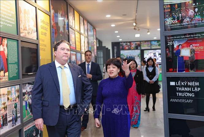 Đại sứ Hoa Kỳ tại Việt Nam Marc Evans Knapper tham quan phòng truyền thống của trường THPT chuyên Hà Nội - Amsterdam. Ảnh: Thanh Tùng - TTXVN